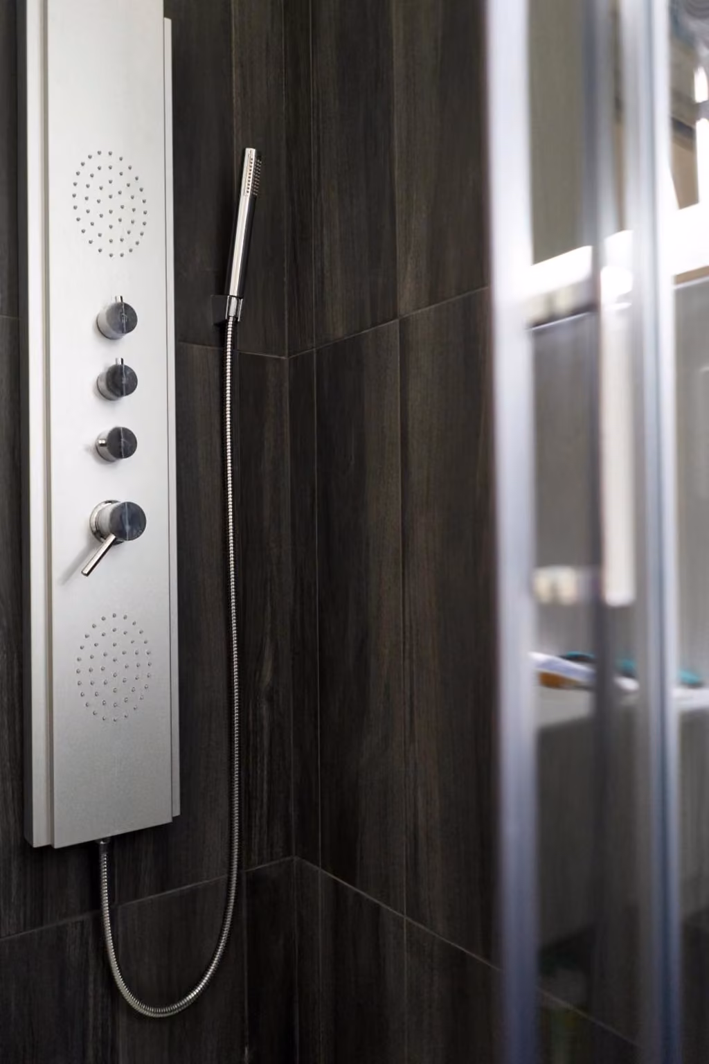 Doccia in bagno con parete in legno